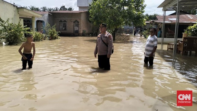 Banjir merendam pemukiman warga di Kecamatan Dolok Merawan, Kabupaten Serdang Bedagai (Sergai), Sumatera Utara.