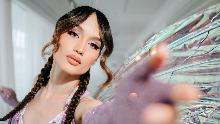 Cinta Laura Cinta Laura bergaya bak peri.