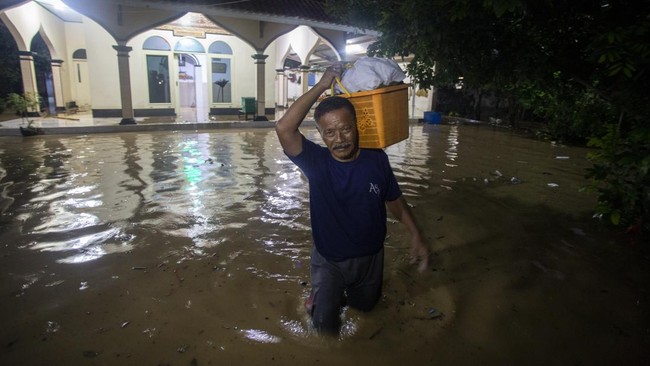 Banjir di Kota Cirebon surut, kondisi kembali normal. BPBD tetap siaga hadapi potensi hujan lebat. Banjir sebelumnya lumpuhkan jalan dan merusak gudang.