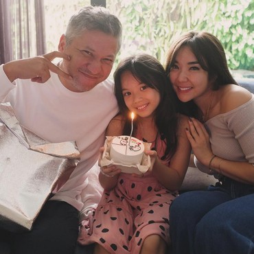 Dapat Kado HP Pertama dari Gading dan Gisel, Gempi Tanda Tangan Perjanjian Ini