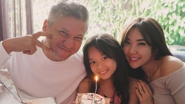 img-title Dapat Kado HP Pertama dari Gading dan Gisel, Gempi Tanda Tangan Perjanjian Ini