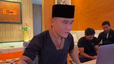 img-title Dibimbing Gus Miftah Secara Virtual, Warga Korea Selatan Resmi Peluk Agama Islam