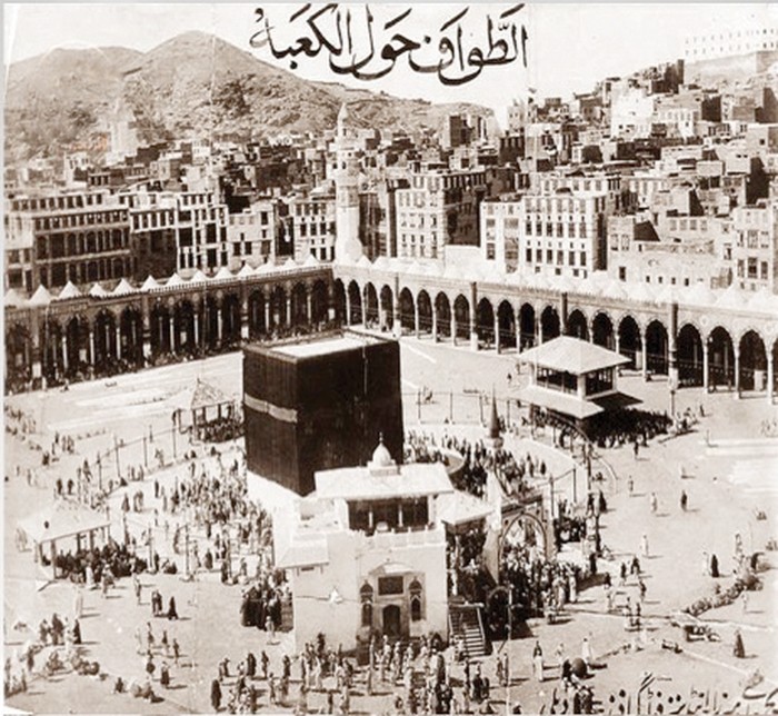 Kiswah Ka'bah terus berubah selama masa pemerintahan berbagai Khalifah dan penguasa.