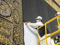 Mengenal Kiswah, Kain Hitam Penutup Kabah yang Terbuat dari Sutra