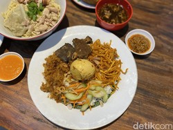 Obati Rindu Makassar, Ada Nasi Campur dan Pangsit Mie Enak di Sini