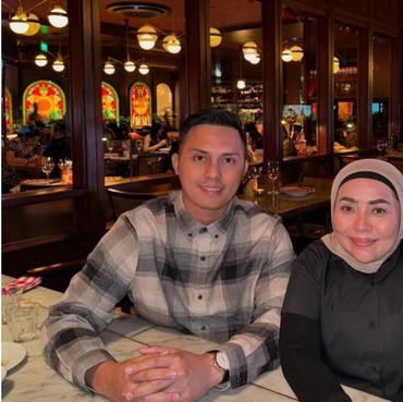 Gaya Muzdalifah Eks Istri Nassar Gendong Bayi Korban Bencana Banjir Tuai Pujian