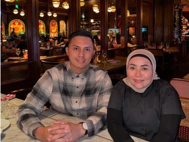 Gaya Muzdalifah Eks Istri Nassar Gendong Bayi Korban Bencana Banjir Tuai Pujian