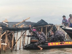 TNI Lanjutkan Pembongkaran Pagar Laut di Tangerang