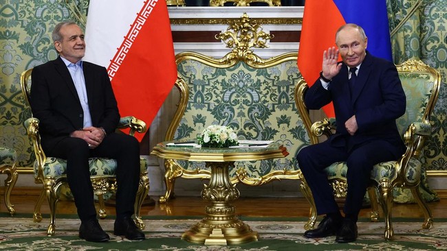 Putin Bertemu Presiden Iran di Sela-sela KTT SCO China Presiden Rusia Putin bertemu dengan Presiden Iran dan PM India Modi di KTT SCO di China. Mereka membahas program nuklir Iran dan hubungan bilateral.