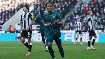 Update Eksklusif Olahraga CNN : Ayah Dirujak Netizen, Anak Kluivert Pilih Matikan Komentar IG