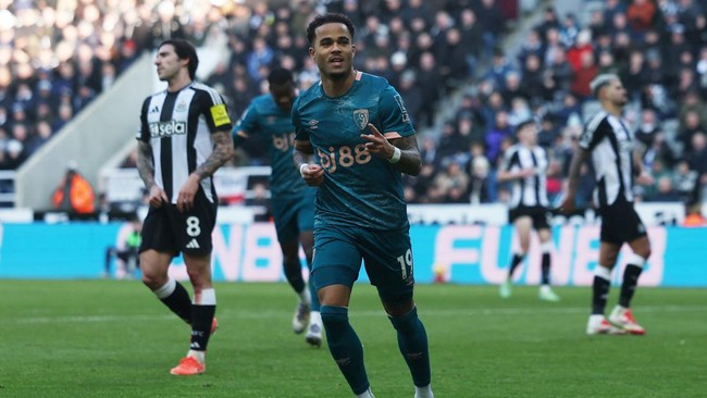 Justin Kluivert mencetak hattrick saat Bournemouth membantai Newcastle United 4-1 pada pertandingan pekan ke-22 di Stadion St. James' Park, Sabtu (18/1).