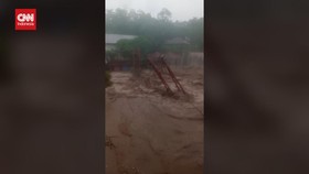 VIDEO: Orang Hilang hingga Jembatan Roboh Akibat Banjir Bandar Lampung