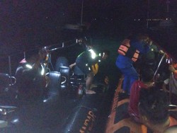 Kapal Angkut BBM Tenggelam Diterjang Gelombang di Labuan Bajo