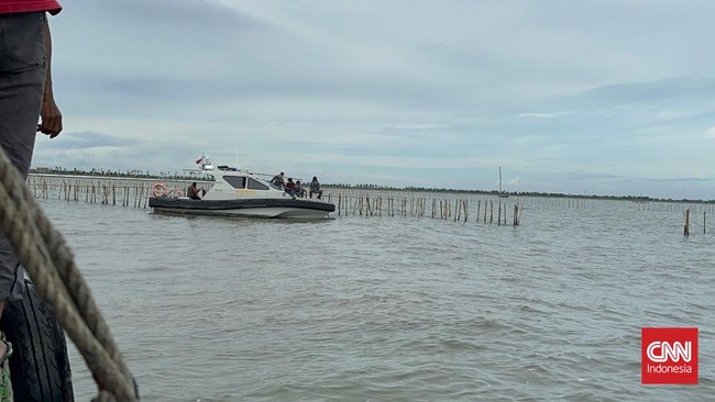 TNI AL mengakui tidak mudah membongkar pagar laut tersebut. Dalam sehari ditargetkan bisa dibongkar 2 km.