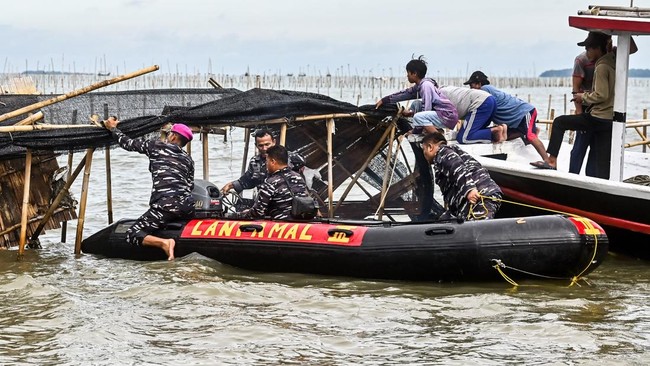 TNI Angkatan Laut (AL) dan Kementerian Kelautan dan Perikanan (KKP) akan membongkar pagar laut di Kabupaten Tangerang, Banten, pada hari ini, Rabu (22/1).