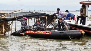 FOTO: TNI AL dan Nelayan Bongkar Pagar Laut Misterius di Tangerang