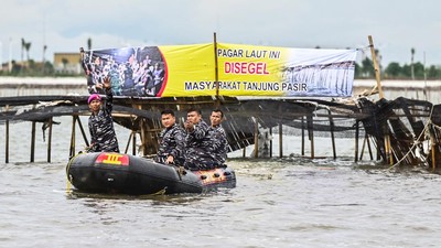 FOTO: TNI AL dan Nelayan Bongkar Pagar Laut Misterius di Tangerang