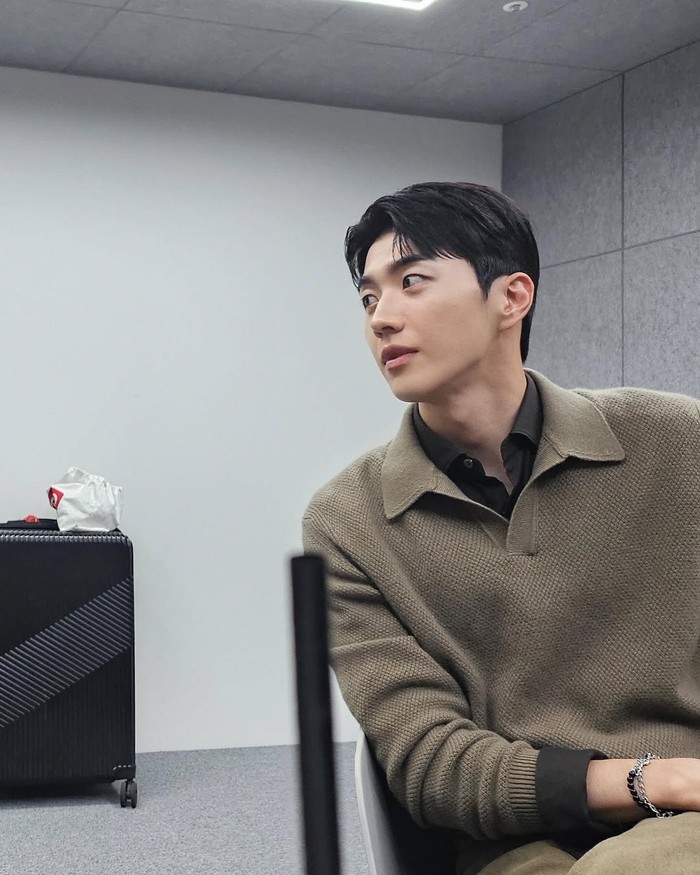 Anggota rental pertama ‘Running Man’ yang juga merupakan fans berat Taeyeon Girls’ Generation atau SNSD tersebut juga menyabet penghargaan Rookie Award kategori Actor di Asia Model Awards 2022. Wih, keren sekali ya, Beauties!/ Foto: instagram.com/khoonyy