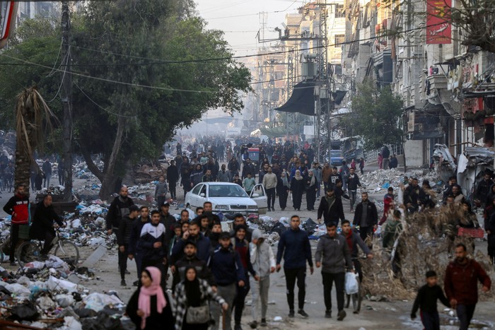 A displaced Palestinian man gestures from a car loaded with belongings following a delay in the ceasefire between Israel and Hamas over the hostage list, in Khan Younis in the southern Gaza Strip, January 19, 2025. REUTERS/Mohammed Salem