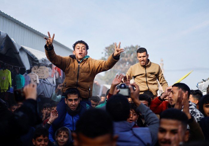 A displaced Palestinian man gestures from a car loaded with belongings following a delay in the ceasefire between Israel and Hamas over the hostage list, in Khan Younis in the southern Gaza Strip, January 19, 2025. REUTERS/Mohammed Salem