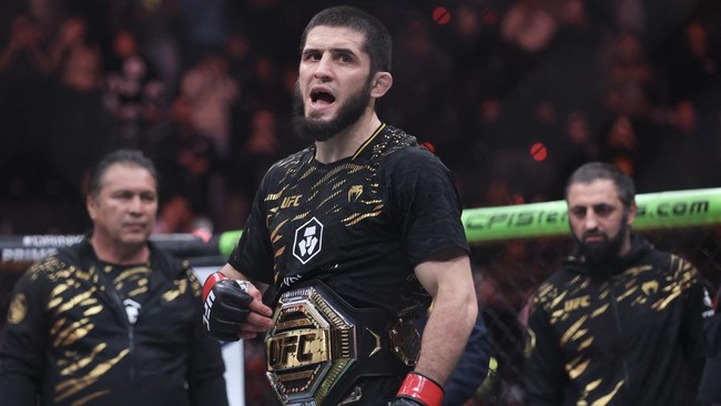 Islam Makhachev berhasil mempertahankan gelar juara kelas ringan UFC pada UFC 311 usai menang submission atas petarung asal Brasil Renato Moicano di ronde 1.