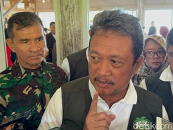 Menteri KKP Minta Pagar Laut di Tangerang Jangan Dibongkar!