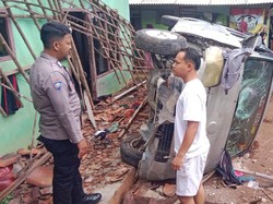 Grand Max Terjun Bebas dari Tebingan Lalu Mendarat di Rumah Warga, 1 Tewas