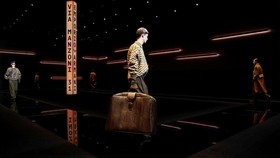 FOTO: Tergoda Koleksi Emporio Armani di Milan Fashion Week