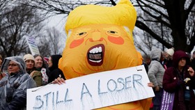 FOTO: Ribuan Warga AS Gelar Unjuk Rasa Jelang Pelantikan Trump