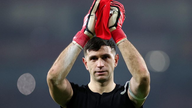 Martinez Diklaim Tertarik Gantikan Posisi Onana di MU Kiper Aston Villa, Emiliano Martinez dilaporkan tertarik untuk menggantikan posisi Andre Onana sebagai kiper utama di Manchester United.