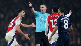 FOTO: Arsenal Dijegal Aston Villa di Kandang Sendiri