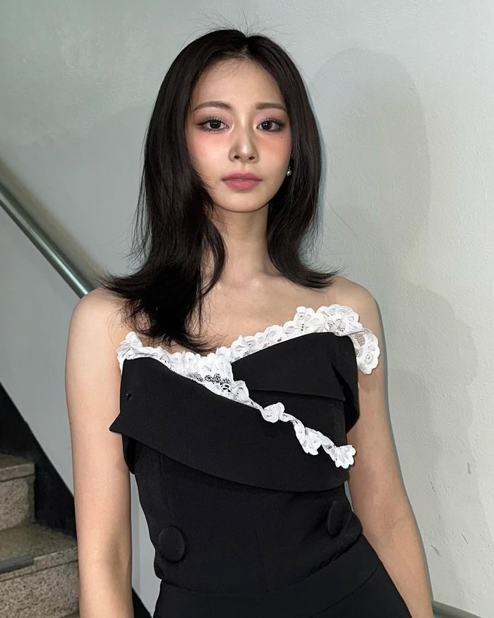 Sudah bukan rahasia umum lagi kalau maknae (anggota termuda) TWICE tersebut terlahir dari keluarga kaya. Kedua orang tuanya diketahui memiliki banyak cabang klinik dermatologi dan ibunya pun mempunyai dua kedai kopi./ Foto: instagram.com/thinkaboutzu