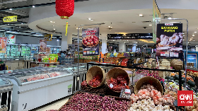 Banyak Diskon, Penyuka Buah Segar Keranjingan Belanja di Transmart