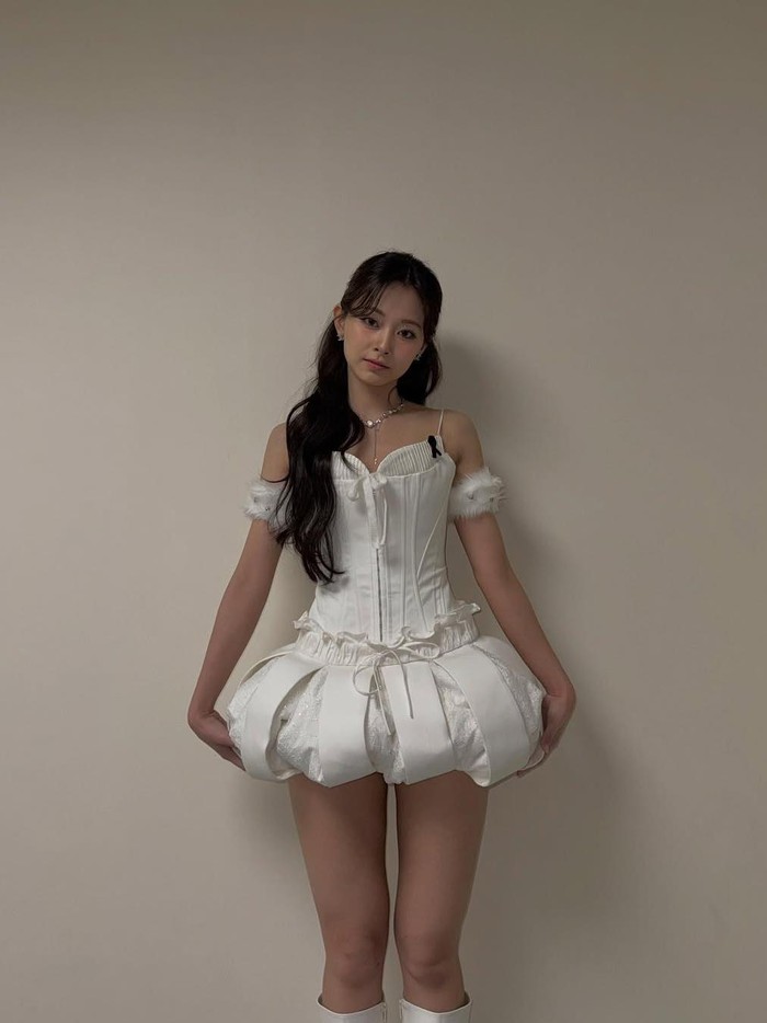 Tzuyu TWICE lahir pada 14 Juni 1999 di Tainan, Taiwan. Keluarganya terdiri dari seorang ayah, ibu, dan kakak laki-laki. Jarak usia antara artis Korea berzodiak Gemini ini dan saudaranya adalah tujuh tahun./ Foto: instagram.com/thinkaboutzu