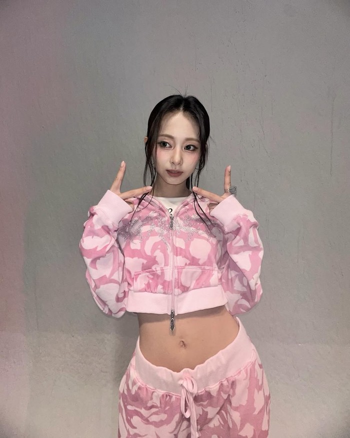 Tzuyu yang beteman baik dengan Elkie eks CLC dan Shuhua (G)I-DLE juga awalnya tidak berhasil masuk final debut lineup. Akan tetapi, ia dan Momo yang juga sempat tereliminasi ditambahkan sebagai anggota tambahan TWICE./ Foto: instagram.com/thinkaboutzu