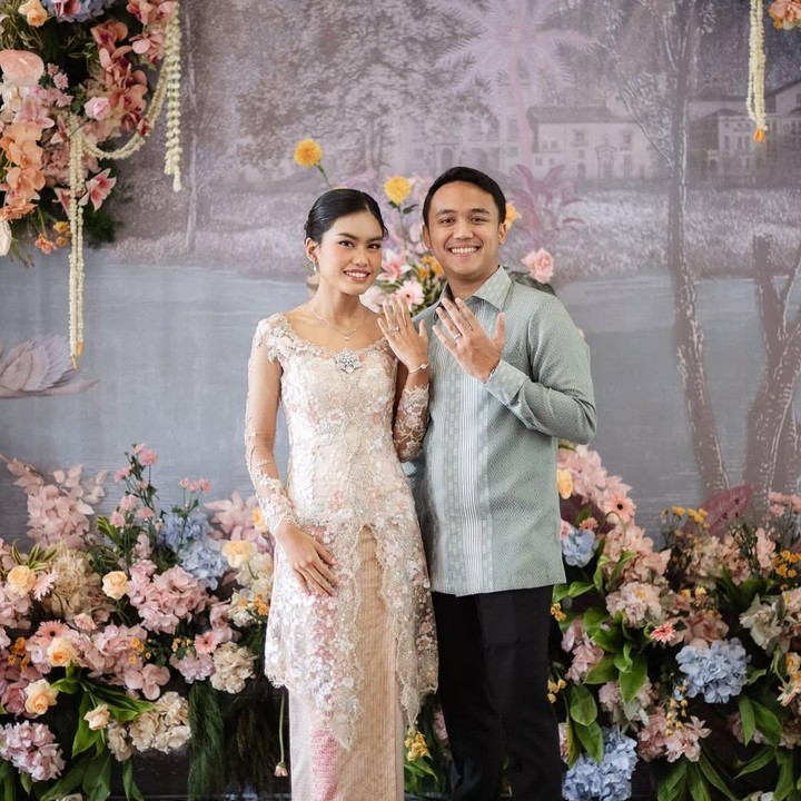 <p>Perhiasan yang dikenakan oleh Jani juga merupakan mas kawin sang Bunda. "Memberi sentuhan terakhir kalung dan anting mama mas kawin dari ayah sejak berhijab sudah tidak pernah mama pakai," jelasnya. (Foto: Instagram@namiradjani)</p>