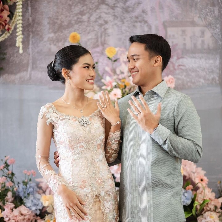 <p>Tak hanya itu, tusuk konde yang digunakan oleh Jani ternyata milik sang nenek. "Tusuk konde mamanya Mas Ramzy yang dilungsurkan ke mama dipake Jani," tutur Alya. (Foto: Instagram@namiradjani)</p>