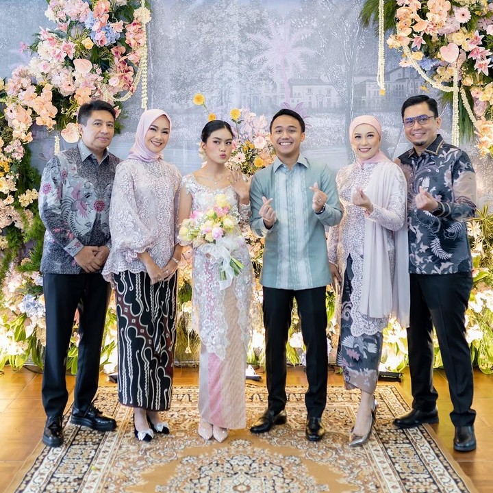 <p>Alya tampaknya tak bisa menyembunyikan perasaan bahagia ketika melihat putri sulungnya menemukan calon pasangan hidup. Melalui beberapa <em>postingan</em> di Instagram Stories, Alya menceritakan bahwa perhiasan hingga kain yang dikenakan oleh sang putri adalah turun-temurun. (Foto: Instagram@arohali)</p>