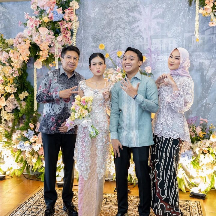 <p>Namira Adjani tengah berbahagia setelah resmi bertunangan dengan sang pujaan hati pada Sabtu (18/1/2025). Momen spesial itu dibagikan langsung oleh Namira dan sang Bunda, Alya Rohali, melalui beberapa potret yang diunggah di media sosial. (Foto: Instagram@arohali)</p>