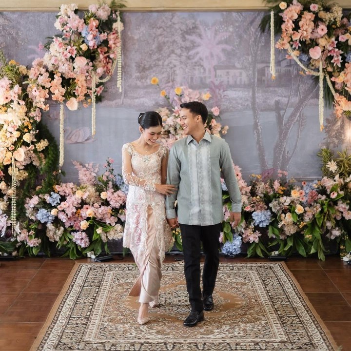 <p>Perempuan yang akrab disapa Jani ini tampil menawan mengenakan kebaya dan kain tenun berwarna <em>nude.</em> Usut punya usut, kain tersebut adalah milik sang Bunda. "Kain tenun mama dari 16/17 tahun yang lalu<em> sustainable fashion</em> banget ya," ungkap Alya, dikutip dari laman <em>Instagram@arohali,</em> Senin (20/1/2025). (Foto: Instagram@namiradjani)</p>