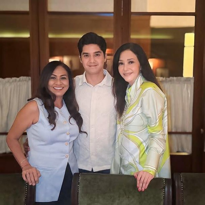 <p>Di foto lainnya, Al Ghazali tampak berswafoto bersama sang Bunda dan calon ibu mertuanya. Pria 27 tahun ini tampaknya sudah akrab dengan keluarga sang kekasih. (Foto: Instagram @maiaestiantyreal)</p>
