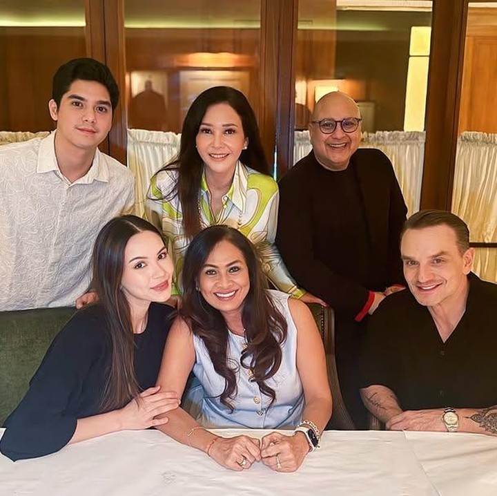 <p>Ibunda Al Ghazali, Maia Estianty menjadi orang pertama yang membagikan momen pertemuan dua keluarga ini. Tampak hadir di pertemuan ini orang tua Alyssa Daguise, Richard Vincent Daguise dan Risa Dewi, serta Irwan Mussry yang merupakan suami Maia Estianty. (Foto: Instagram @maiaestiantyreal)</p>
