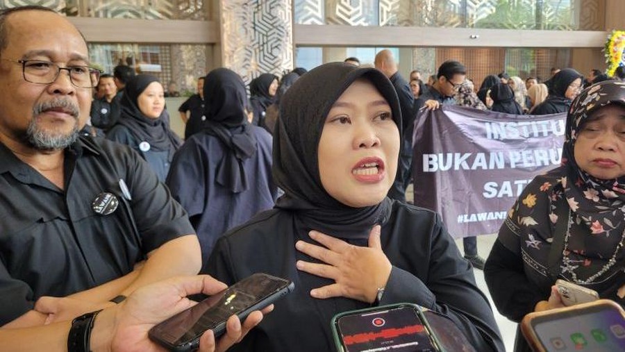 ASN Kemdiktisaintek yang diberhentikan, Neni Herlina dalam aksi damai di depan kantor Kemdiktisaintek, Jakarta, Senin. (20/1/2025). ANTARA/Sean Filo Muhamad