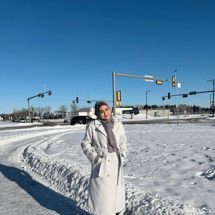 <p>"<em>Winter days in Canada</em>. Suhu:-20 C. Jalanan licin, walau sudah pakai winter tires, tapi kadang kalau direm suka jalan terus, jadi kalau mau ngerem harus ancang-ancang dari jauh dan jangan terlalu mepet sama mobil di depan kita. Kalau belok suka tetiba miring ke kiri atau kanan kaya naik bom-bom car," tulisnya seraya menyisipkan emotikon tertawa. (Foto: Instagram: @cindyfatikasari18)</p>