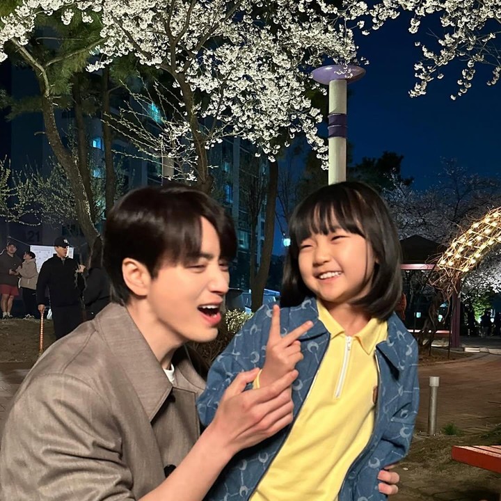 <p>Dalam berbagai scene Love Scout, penonton disuguhkan momen-momen manis keduanya, mulai dari ketika Yoo Eun Ho (Lee Jun Hyuk) mengantarkan Byeol (Gi So Yoo) sekolah hingga momen ketika mereka bermain bersama. (Foto: Instagram @leejunhyuk05)</p>
