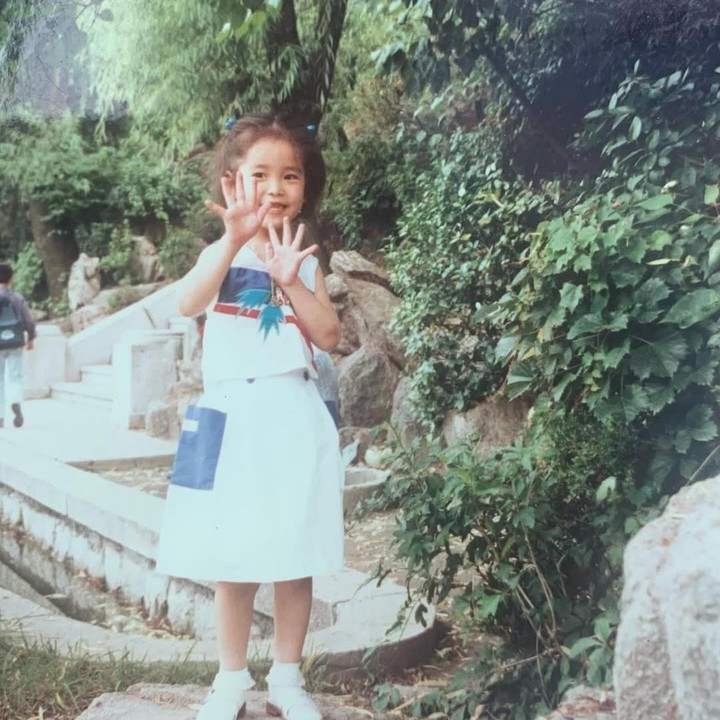 <p>Dalam potret yang diunggah Han Ji Min di akun Instagram pribadinya, ia membagikan foto-foto masa kecilnya yang menggemaskan. Potret itu diposting Han Ji Min bertepatan dengan momen Hari Anak di Korea Selatan tahun 2024 lalu. (Foto: Instagram @roma.emo)</p>