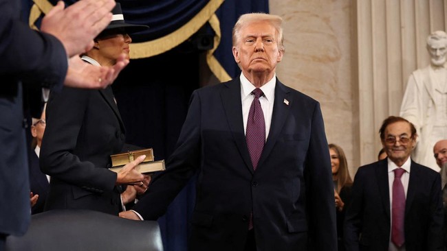 Donald Trump berjanji bakal menerapkan tarif dan pajak pada negara asing setelah resmi dilantik jadi Presiden AS pada Senin (20/1).