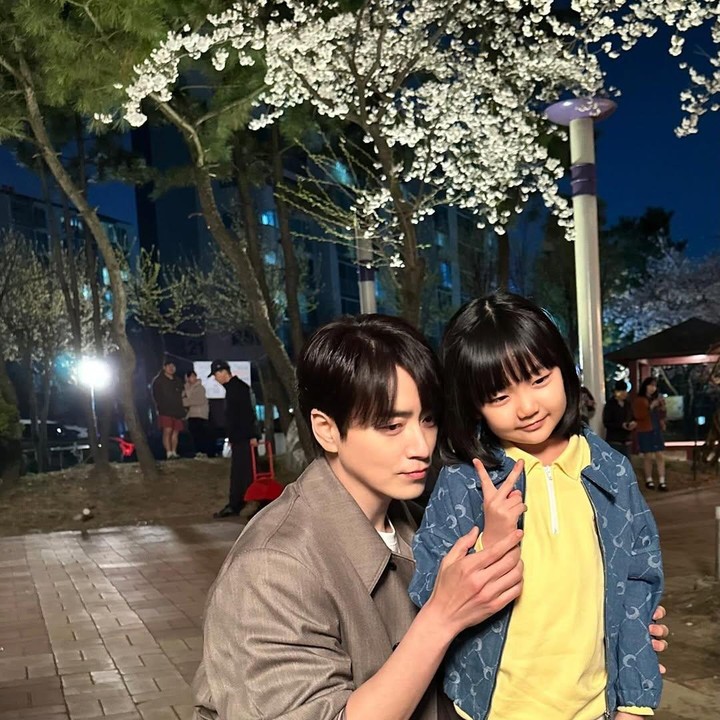 <p>Drakor Love Scout tidak hanya diwarnai romansa antara Lee Jun Hyuk dan Han Ji Min sebagai sekretaris dan CEO. Namun, kedekatan ayah dan anak antara Lee Jun Hyuk dan Gi So Yoo juga tak kalah memikat hati para pemirsa. (Foto: Instagram @leejunhyuk05)</p>