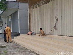 Ibu di Tulungagung Ini Ikat Anaknya di Pintu Toko