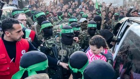 FOTO: Detik-detik Hamas Bebaskan 3 Sandera Israel saat Gencatan Mulai